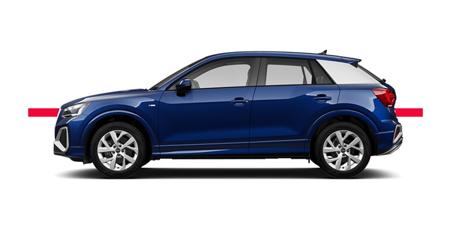 Seitenansicht eines blauen Audi Q2 mit fünf Türen vor weißem Hintergrund