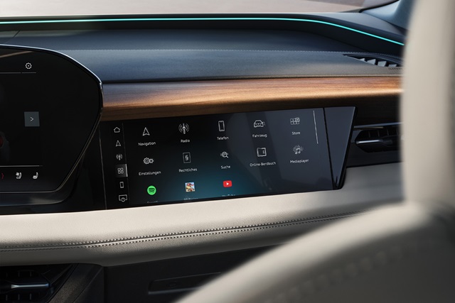 Breites Infotainment-Display mit mehreren App-Symbolen und hölzernem Armaturenbrett im VW ID. Polo GTI.