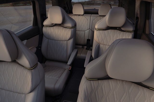 Innenraum des Audi Q9 mit beigen Ledersitzen in Zweiersitzanordnung und sichtbaren Armlehnen