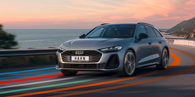 Grauer Audi A5 Avant in Frontansicht fahrend auf einer Küstenstraße