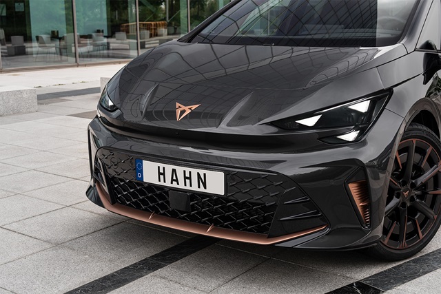 Nahaufnahme der Front eines dunkelgrauen CUPRA Born VZ mit markantem Logo, schwarzem Wabengrill und deutschem Kennzeichen 'HAHN'