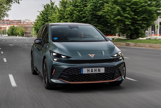 Cupra Born VZ in Grün in Frontansicht auf einer Straße fahrend mit markantem Kühlergrill und LED-Scheinwerfern