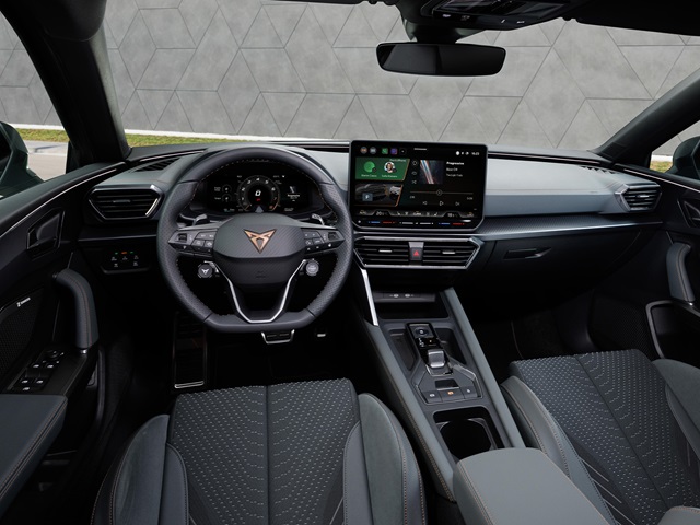 Innenraum des CUPRA Leon Sportstourer mit multifunktionalem Lenkrad, digitalem Kombiinstrument und großem Touchscreen in der Mittelkonsole