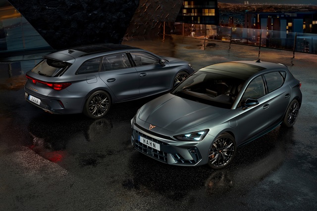 CUPRA Leon und CUPRA Leon Sportstourer nebeneinander auf nassem Boden, einer von vorne rechts, der andere von hinten links sichtbar, beide mit schwarzen Felgen und markantem Design.