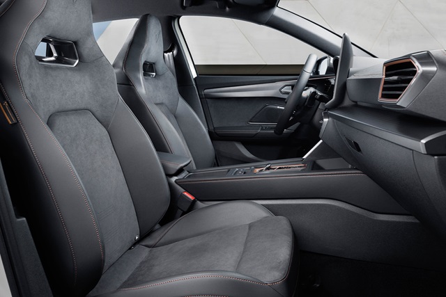 Vordersitze und Armaturenbrett eines CUPRA Leon mit sportlichen Konturen und sichtbaren Ziernähten.
