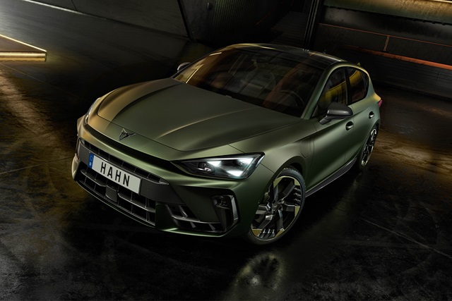 CUPRA Leon Tribe Edition in Grün aus schräger Frontansicht mit markanten Scheinwerfern, großem Kühlergrill und sichtbarem Schriftzug 'HAHN' auf dem Kennzeichen.