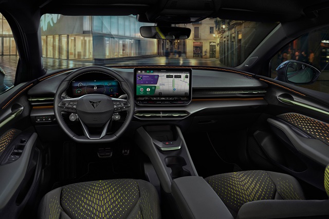 Innenraum des CUPRA Raval mit digitalem Cockpit, mittig angebrachtem Touchscreen und sportlich gestalteten Sitzen mit gelb-grünen Akzenten.