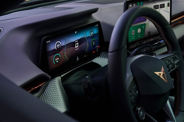 Cockpit des CUPRA Raval mit Digital Cockpit und multifunktionalem Lenkrad mit CUPRA-Logo.