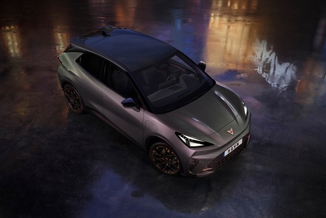 Luftaufnahme des CUPRA Raval VZ Extreme mit markantem Dach, scharf gezeichneten Scheinwerfern und sportlichen Felgen auf reflektierendem Boden.