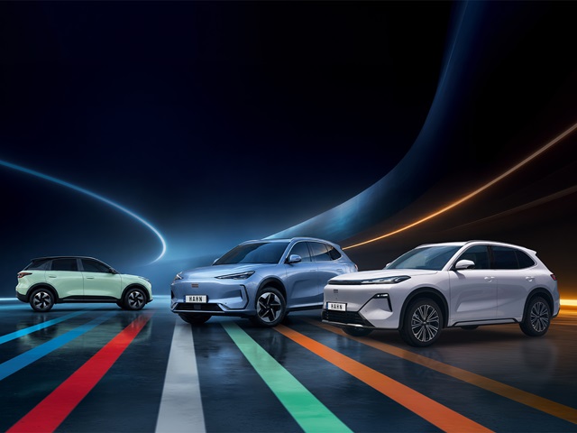Drei Geely-Modelle nebeneinander auf reflektierendem Boden mit farbigen Lichtstreifen im Hintergrund, von links nach rechts Geely E2, E5 und Starray EM-i.