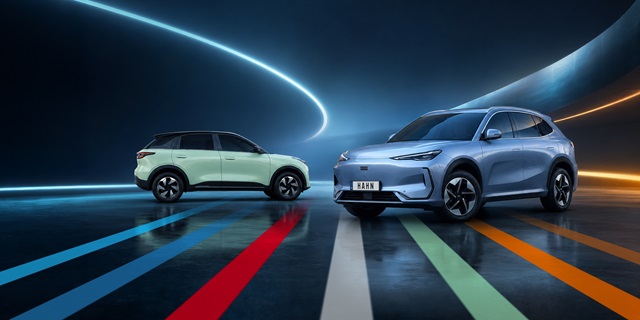 Zwei Geely-Elektroautos, ein hellgrüner Geely E2 von der Seite und ein blauer Geely E5 von vorne mit leuchtenden Linien im Hintergrund.