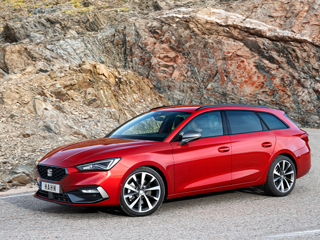 Roter SEAT Leon Sportstourer Kombi in Seitenansicht vor felsiger Landschaft