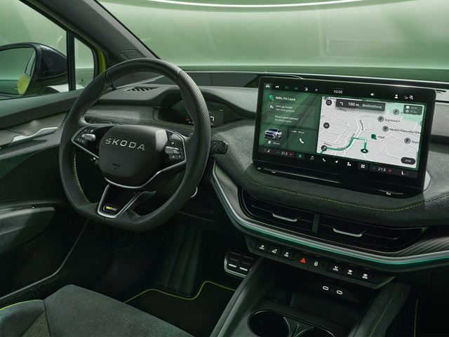 Cockpit eines Skoda Enyaq mit großem Touchscreen und Lenkrad mit sichtbarem Markenlogo