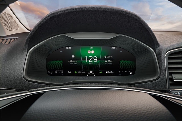 Digitales Cockpit des Škoda Karoq mit großem Display, das Navigationsdaten und Geschwindigkeit anzeigt.