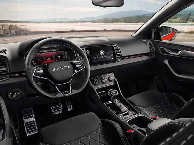 Cockpit des Škoda Karoq Sportline mit Sportlenkrad, digitalen Anzeigen und gesteppten Sitzen
