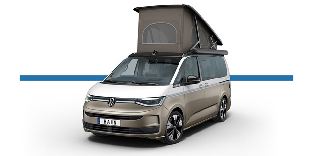 Seitenansicht eines zweifarbigen VW California Campingvans mit aufgeklapptem Dachzelt und Kennzeichen 'HAHN'