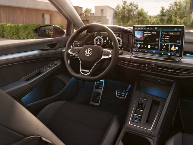 Innenraum eines VW Golf mit Multifunktionslenkrad, digitalem Kombiinstrument und großem Touchscreen in der Mittelkonsole