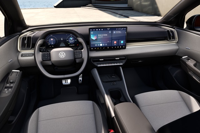 Innenraum des VW ID. Cross mit digitalem Cockpit, mittig angeordnetem Touchscreen und zweisitziger Vorderbank in modernem Design