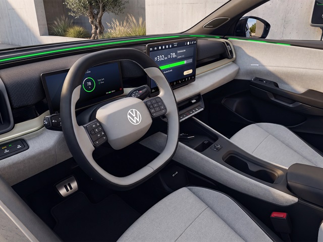 Innenraum des VW ID. Cross mit digitalem Cockpit, mittig angeordnetem Touchscreen, multifunktionalem Lenkrad und hellgrauen Sitzbezügen