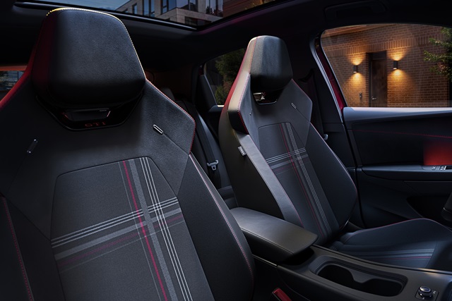 Vordersitze eines VW ID. Polo GTI mit Karomuster und roten Ziernähten im Innenraum