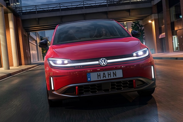 VW ID. Polo GTI in roter Lackierung mit LED-Scheinwerfern und HAHN-Kennzeichen in frontaler Straßenansicht
