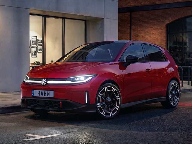 Roter VW ID. Polo GTI in der Seitenansicht auf einer Straße vor einem Haus mit Fenster