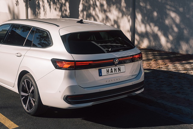 Weißer VW Passat Kombi aus der Rückansicht mit sichtbarem Schriftzug 'PASSAT' und Kennzeichen 'H AHN'