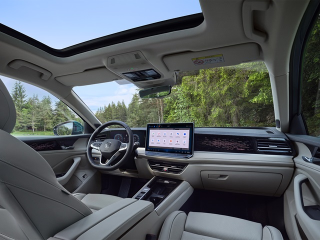 Der Innenraum des VW Passat mit hellen Stoffbezügen mit digital Cockpit und Touchscreen