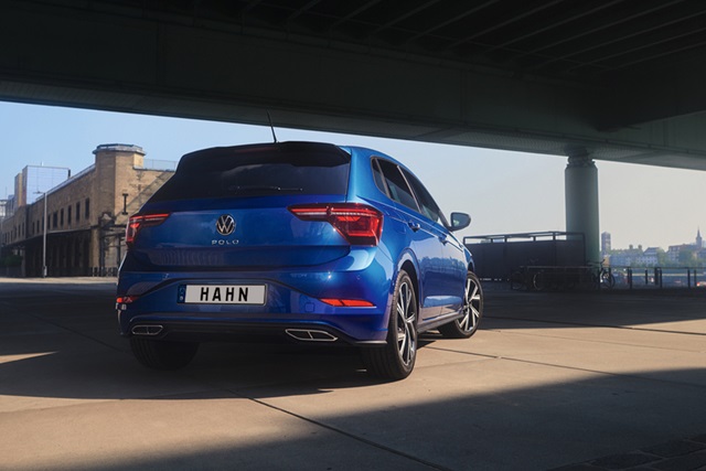 Blaue VW Polo-Heckansicht mit HAHN-Kennzeichen unter einer Brücke in urbaner Umgebung