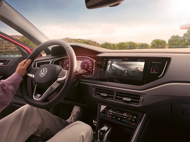 Innenraum des VW Taigo mit Lenkrad, digitalem Kombiinstrument und großem Touchscreen in der Mittelkonsole