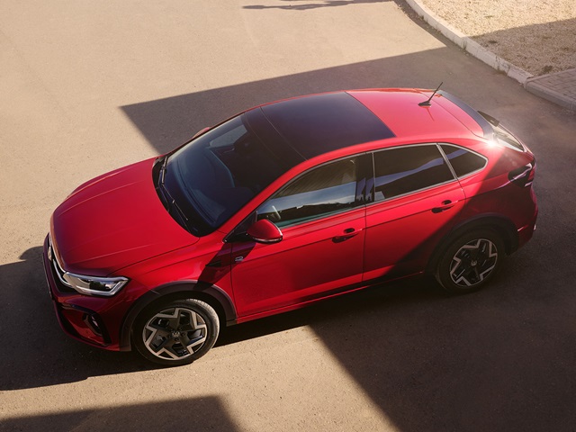 Roter VW Taigo R-Line von oben seitlich mit schwarzem Dach auf Asphaltparkplatz