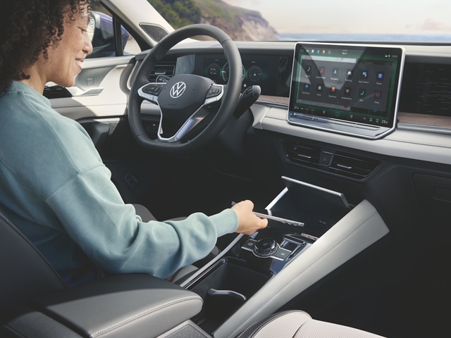 Cockpit des Volkswagen Tayron mit Mittelarmlehne, Displays und Lenkrad