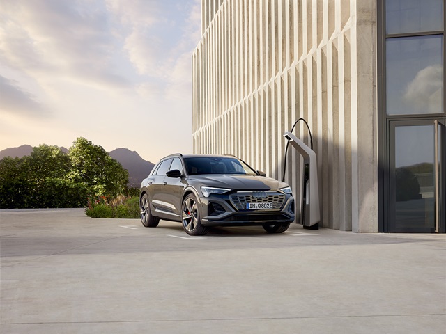 Das Elektroauto Audi Q8 e-ton in der Frontansicht beim Laden.
