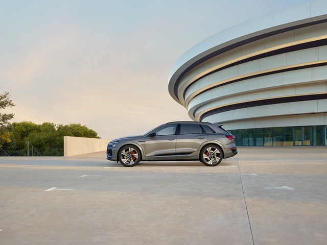 Audi Q8 e-tron in der Seitenansicht. Jetzt bei Der Hahn Gruppe!