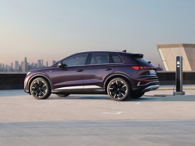 Audi Q4 e-tron Seitenansicht an der Ladesäule