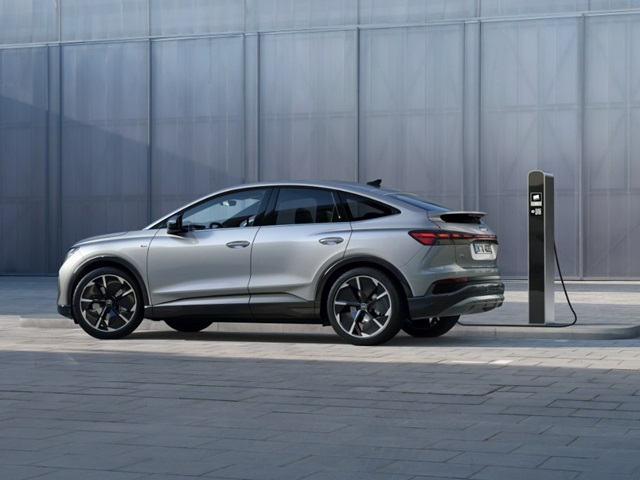 Audi Q4 Sportback Seitenansicht an der Ladesäule