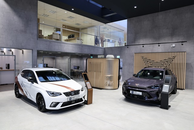 Der SEAT Ibiza und der CUPRA Formentor im Showroom der Hahn Niederlassung in Kornwestheim.