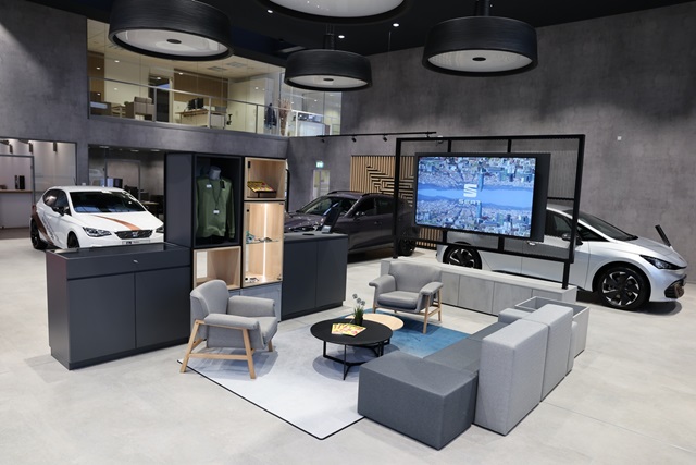 Die Sitzecke für Kunden im Showroom der SEAT & CUPRA Niederlassung in Kornwestheim.