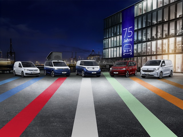 75 Jahre Bulli – Die Modelle VW Multivan, ID. Buzz, Transporter, California und Caddy   nebeneinander aufgereiht vor einem Gebäude