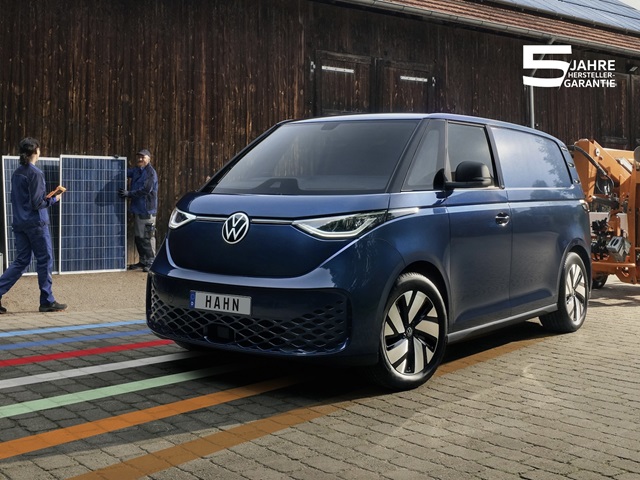 Ein blauer Volkswagen ID. Buzz Cargo mit Handwerkern im Hintergrund, die Solarpaneele installieren.