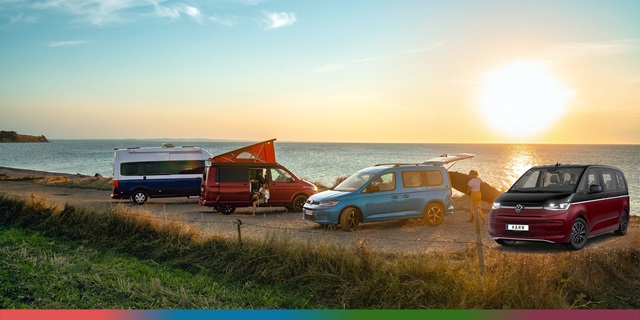 VW Nutzfahrzeuge Camper Range am Strand vor Sonnenuntergang