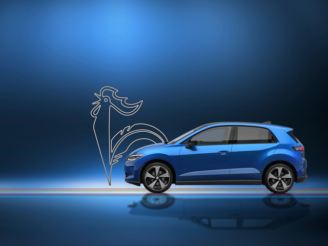 Blauer VW ID. Polo von der Seite vor blauem Hintergrund mit Hahn-Logo.