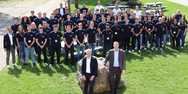 Hahn Pressemitteilung Ausbildungsstart Gruppenfoto