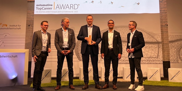 Hahn Gruppe erneut zum attraktivsten Arbeitgeber im Automobilhandel gewählt. Im Bild v.l.n.r.: Prof. Dr. Benedikt Maier, stellvertretender Direktor des Institut für Automobilwirtschaft (IfA); Thomas Heringer, Verlagsleiter Automobilwoche; Steffen Hahn, Geschäftsführender Gesellschafter der Hahn Gruppe; Antonio Caruso, Leiter Hahn Akademie; Prof. Dr. Stefan Reindl, Direktor des Instituts für Automobilwirtschaft (IfA)