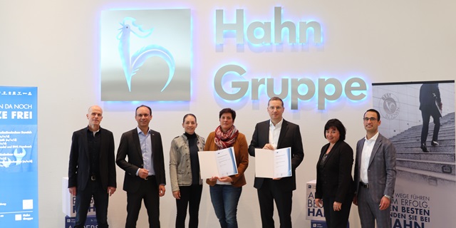 Hahn Gruppe unterzeichnet Bildungspartnerschaft – Gruppenfoto