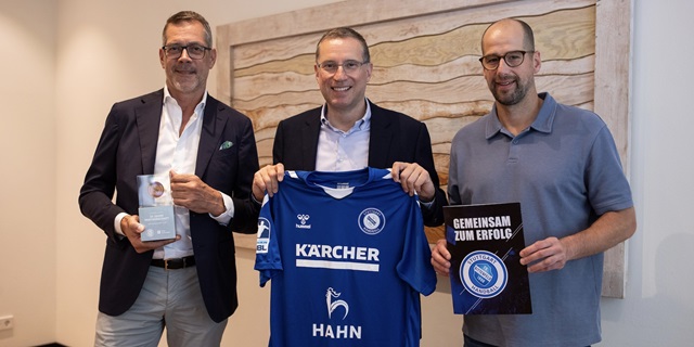 Nach der Vertragsunterzeichnung der Exklusivpartnerschaft - v.l.n.r.: Klaus Stockhausen, Geschäftsführer Hahn Automobil-Holding GmbH, mit dem Sponsorenpokal für 10 Jahre Partnerschaft; Steffen Hahn, Geschäftsführender Gesellschafter der Hahn Gruppe, mit dem neuen Warm-Up Shirt; und Jürgen Schweikardt, Geschäftsführer des TVB Stuttgart