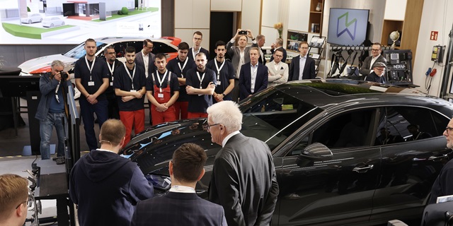 Auszubildende der Hahn Gruppe mit Ministerpräsident Kretschmann in der Zukunftswerkstatt 4.0