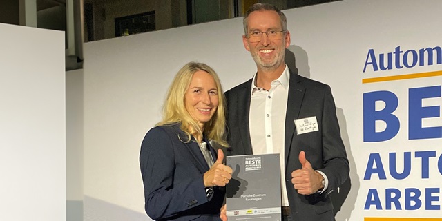 Martina Hendrichs, Leiterin Risk Management & Dealer Contracts Porsche Deutschland, und Michael Singer, Geschäftsführer Porsche Zentrum Reutlingen, bei der Preisverleihung in Frankfurt am Main