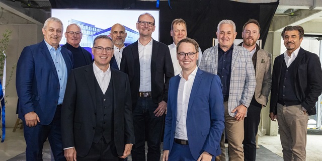 v.l.n.r.: Ralf Schmidt (Geschäftsführer Leonhard Weiss Bauunternehmung), Jochen Metzger (Technischer Leiter im Bereich Ingenieur- und Schlüsselfertigbau Leonhard Weiss), Steffen Hahn (Geschäftsführender Gesellschafter Hahn Gruppe), Roberto De Prisco (COO Porsche Deutschland GmbH), Mathias Orth (Geschäftsführender Gesellschafter KMB Architekten), Dr. Marc Funk (Geschäftsführer Wirtschaftsförderung Region Waiblingen), Sebastian Wolf (Oberbürgermeister Stadt Waiblingen), Wilfried Honig (Sprecher der Geschäftsführer der Porsche Zentren der Hahn Gruppe), Adrian Blommer (Geschäftsführer Porsche Zentrum Schwäbisch Gmünd), Alireza Gordi (Gesamtvertriebsleiter Süd Porsche Deutschland GmbH)