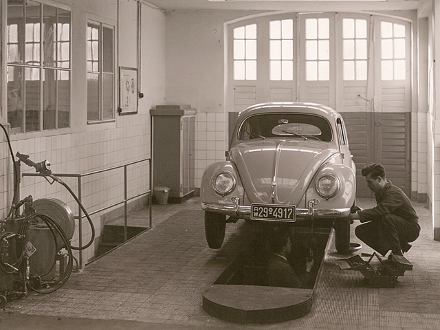 Hahn Historie: 1932-1945 – Werkstatt von Hahn mit einem VW Käfer